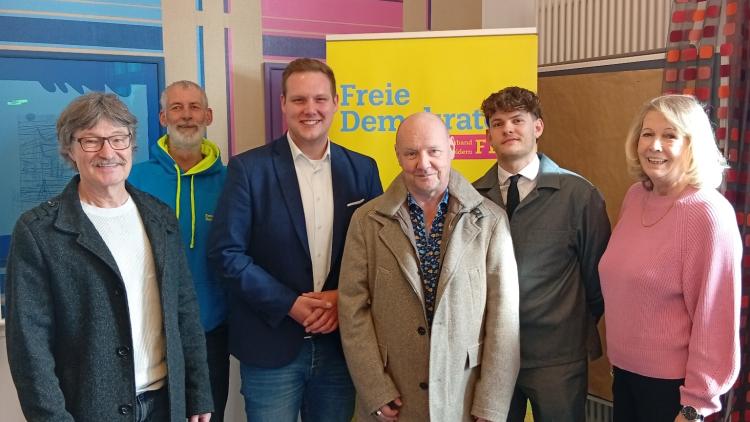 Roman Straub (3. v.l.) mit Mitgliedern des OV Issum